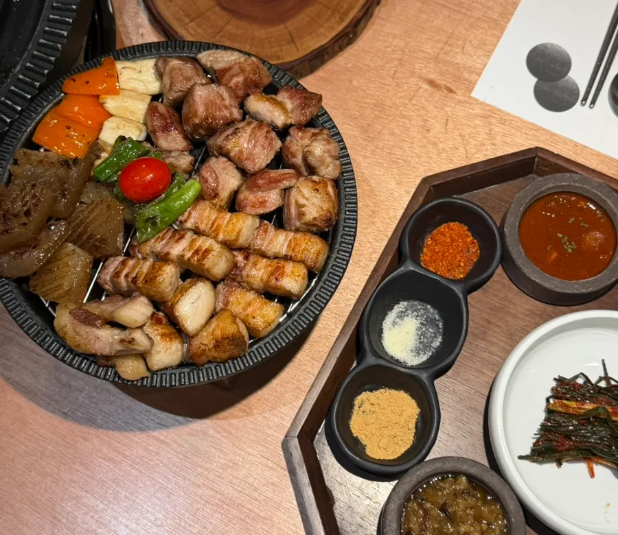 육즙 가득한 목살 구이와 구운 버섯