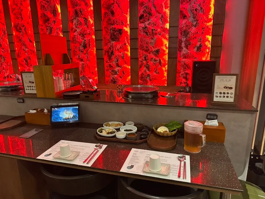 Side dishes and barley tea set at the bar seats