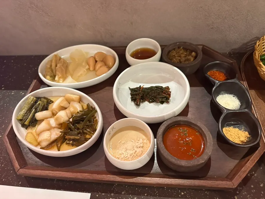 Table spread with the whole-pig half-portion set