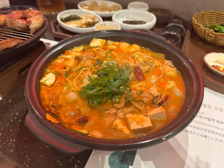 Doenjang sulbap served in a whole pot