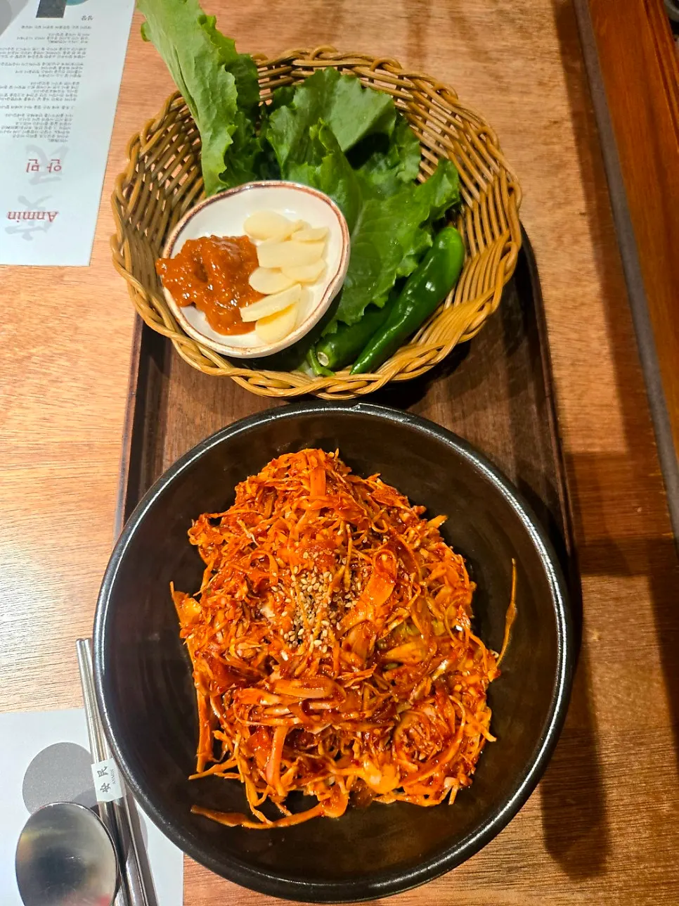 표고버섯 와사비와 구운 백김치 등 반찬