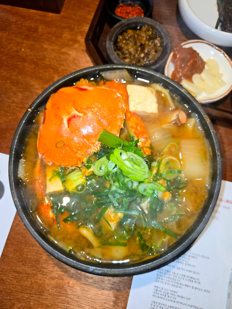 꽃게가 큼직하게 올라간 뚝배기 된장찌개