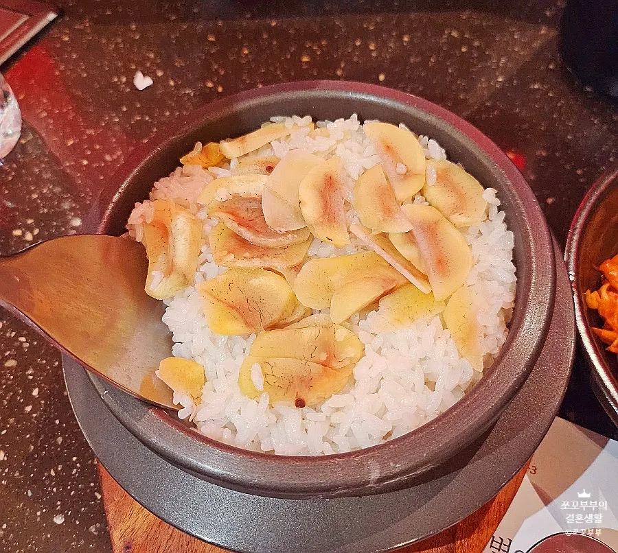 안민 부산점 불판 위 삼겹살과 반찬