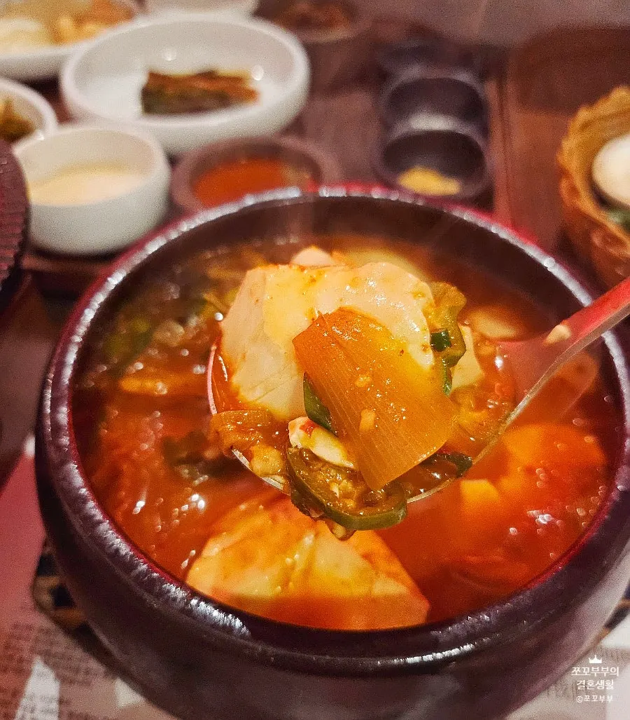 안민 부산점 삼겹살 한 점과 소스