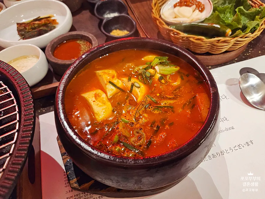 밤 깊은 돌솥밥과 항아리 순두부찌개