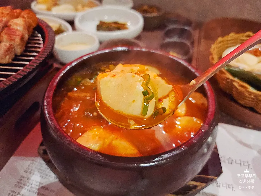 돌솥밥에 찌개를 곁들인 마무리 식사