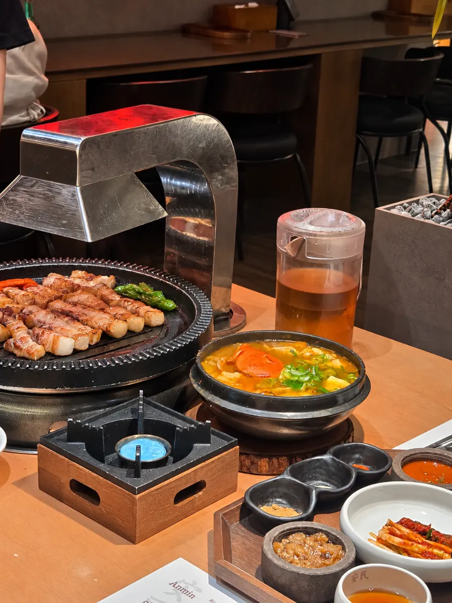 고급스러운 상차림이 차려진 고기집 테이블