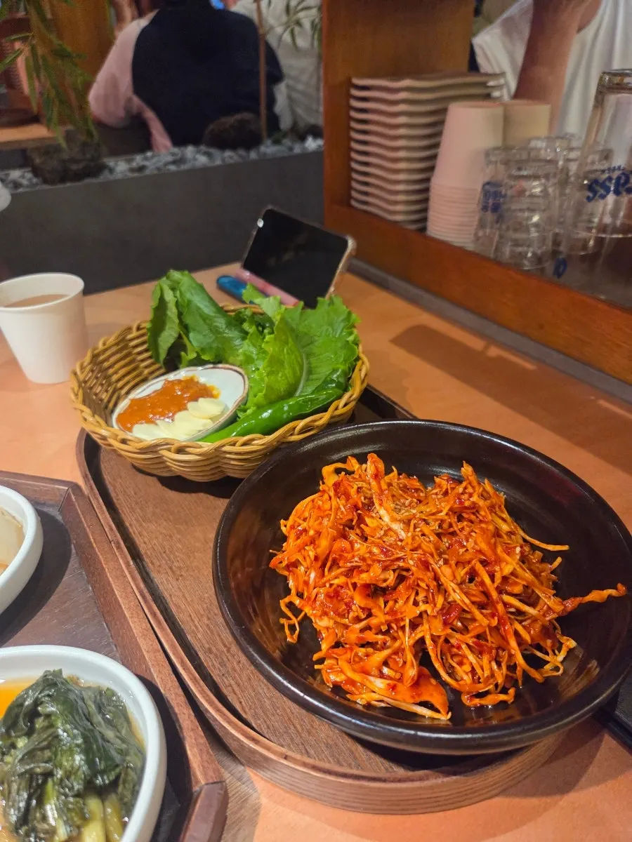 장아찌와 파김치 등 기본 상차림