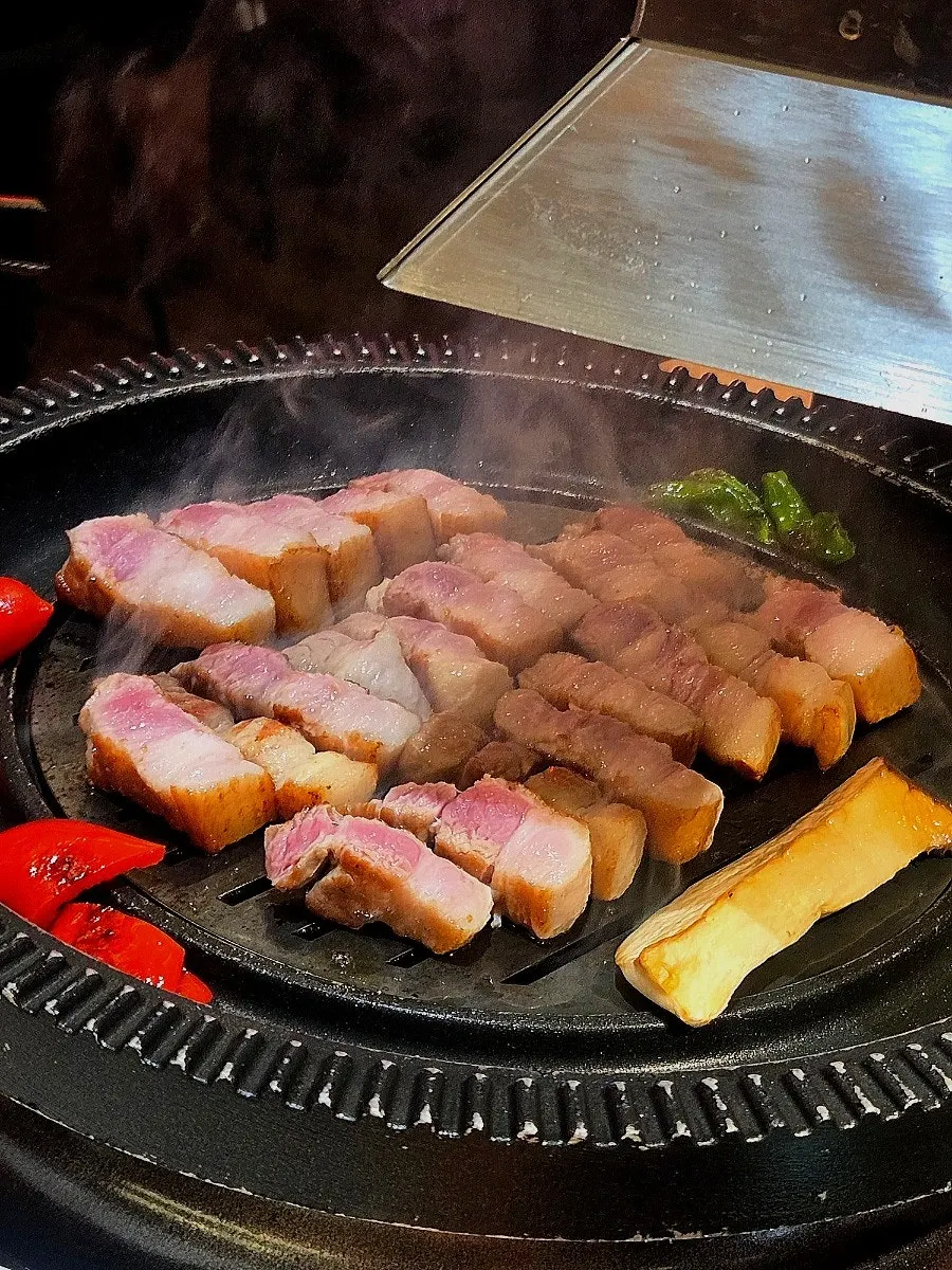 연기 흡입기 아래에서 구워지는 삼겹살