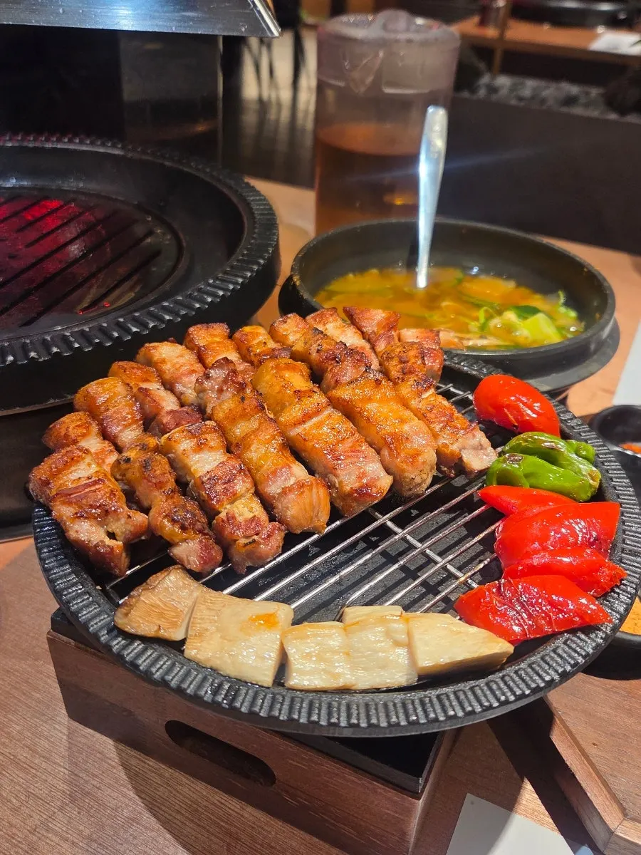 노릇하게 구워진 통 삼겹살
