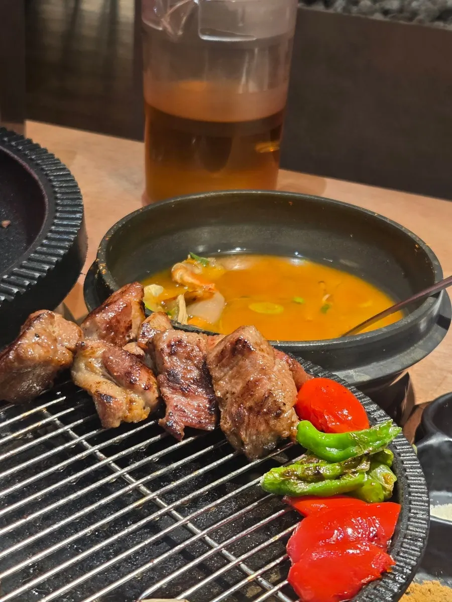 파김치를 곁들인 고기 한 점