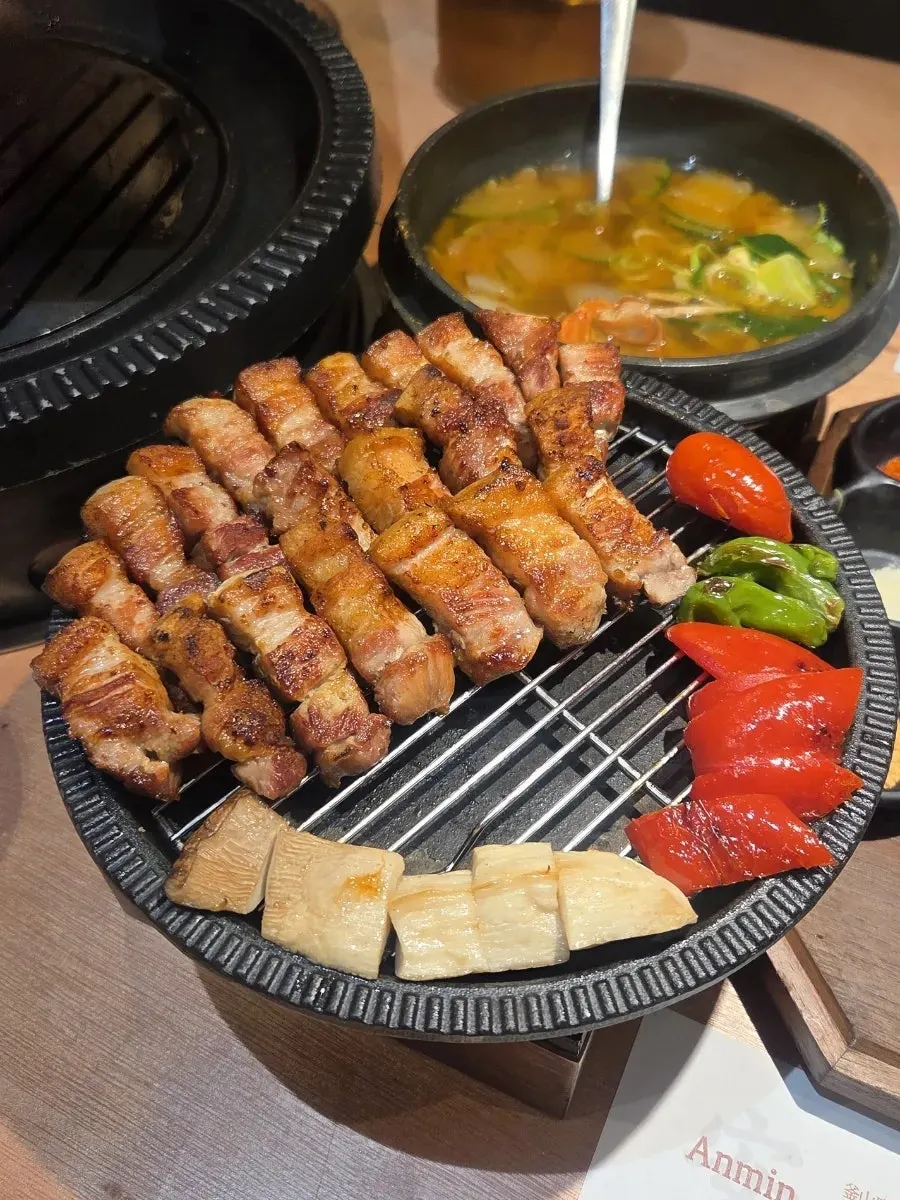 식사 마무리 무렵의 고기 상차림