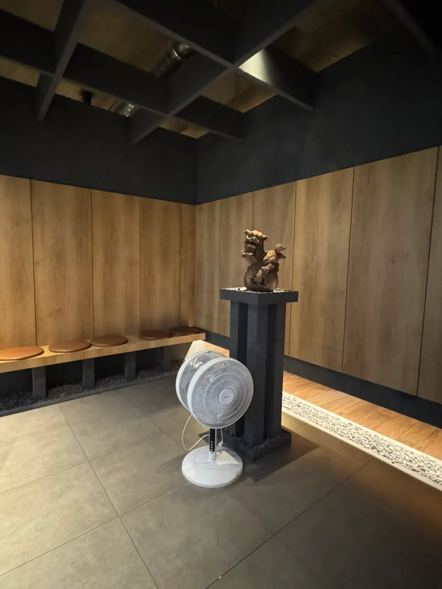 Waiting area and coat hook space at the entrance of Anmin Cheongju