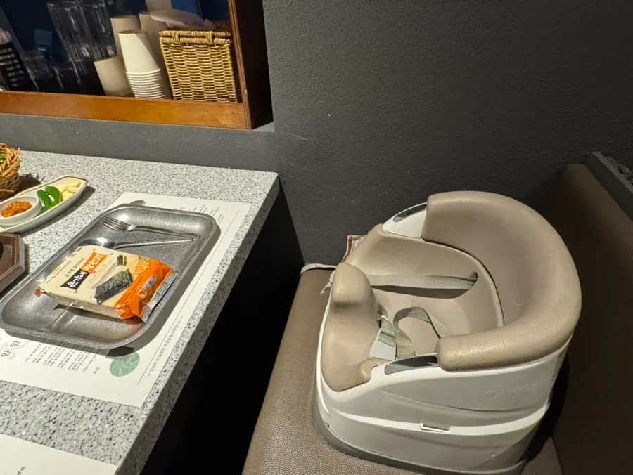 Separate kids' tableware and seaweed provided