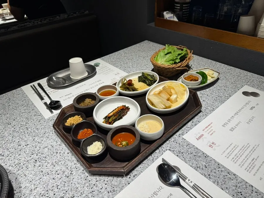 Neatly arranged basic side dishes