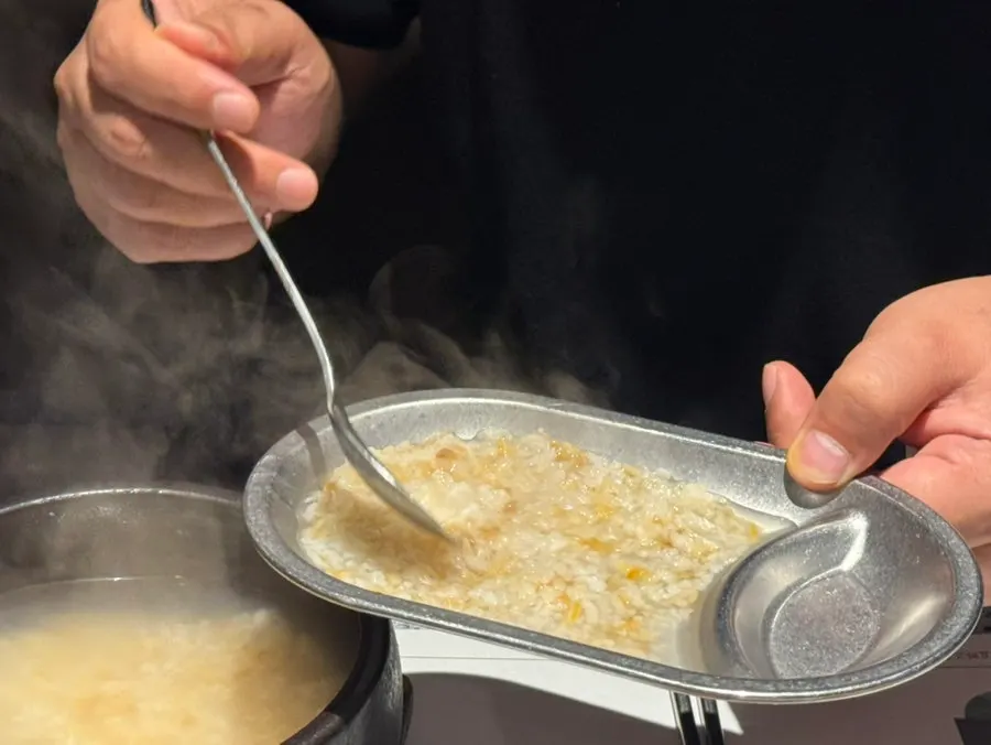 Sweet rice scorched-rice soup that the child ate well