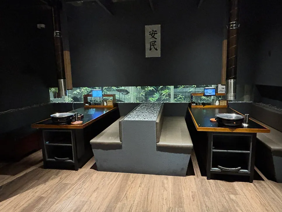 안민 청주 테이블과 불판 좌석