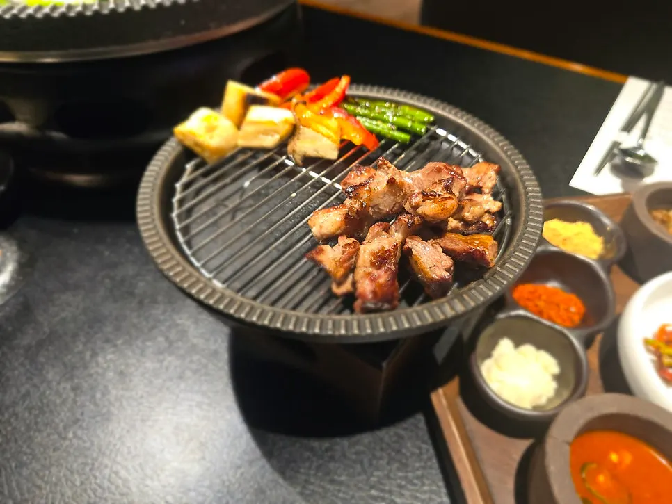 화로에서 구워지는 돼지고기