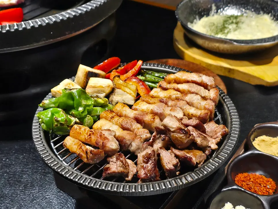 다 구워져 접시에 담긴 삼겹살