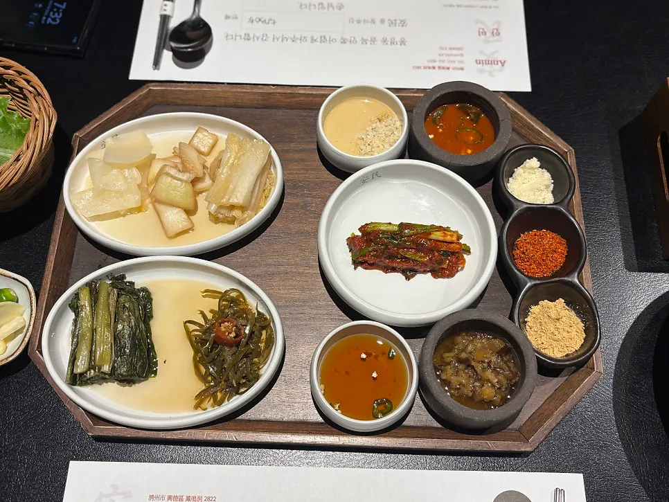 고기와 함께 나온 곁들임 찬 상차림