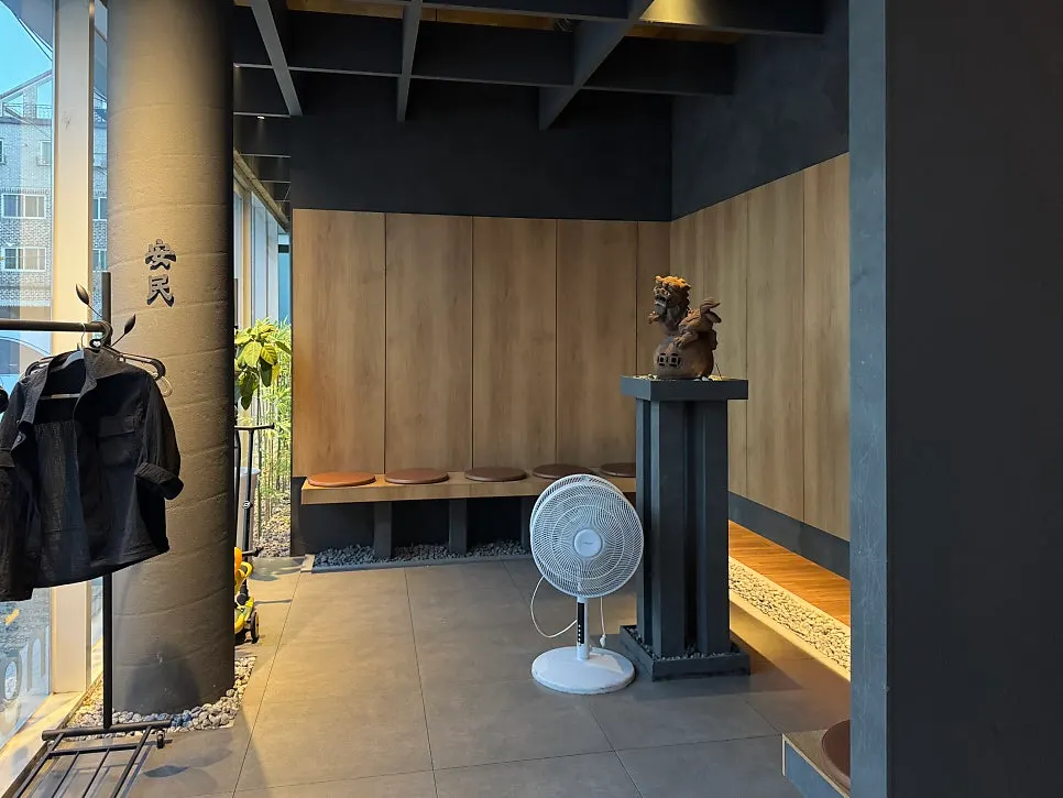 Indoor waiting area near the entrance of Anmin Cheongju
