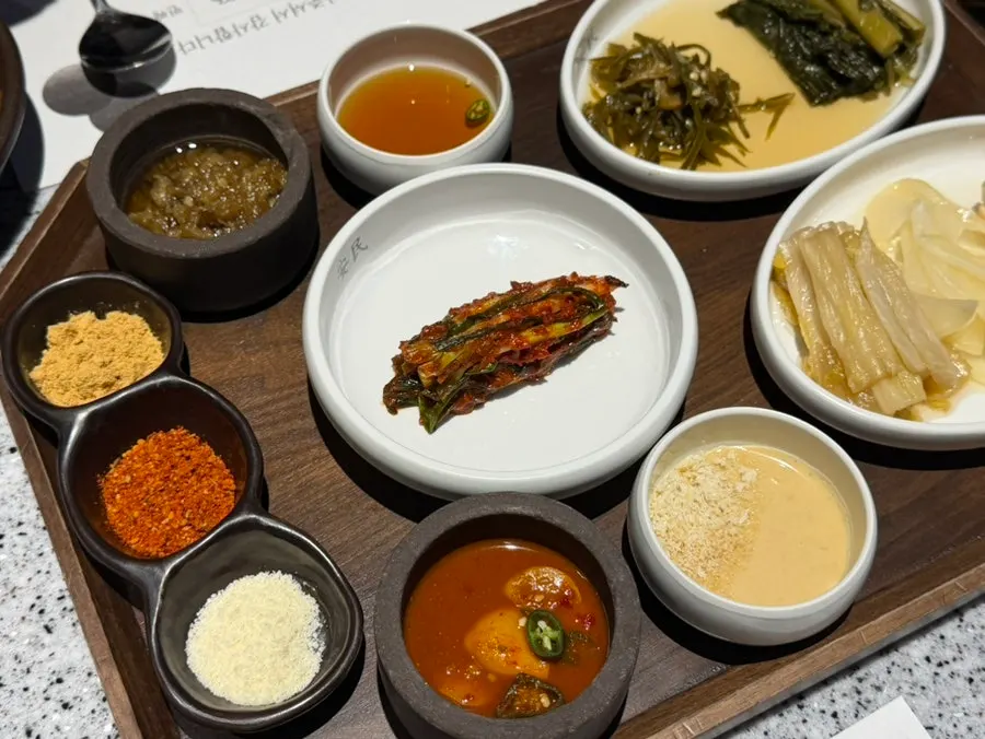 자리에 미리 차려진 기본 상차림