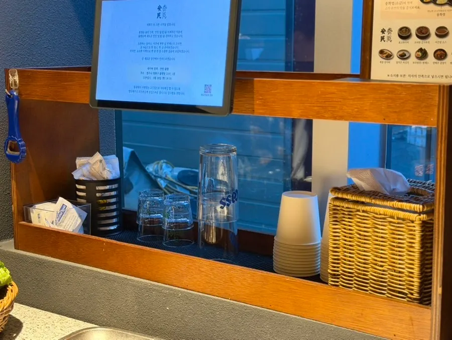 4인 테이블 위주의 안민 청주 내부 인테리어