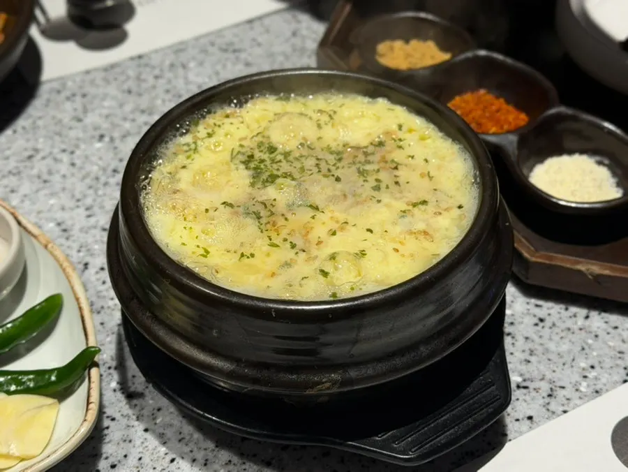 테이블 안쪽 컵과 티슈, 주문용 키오스크