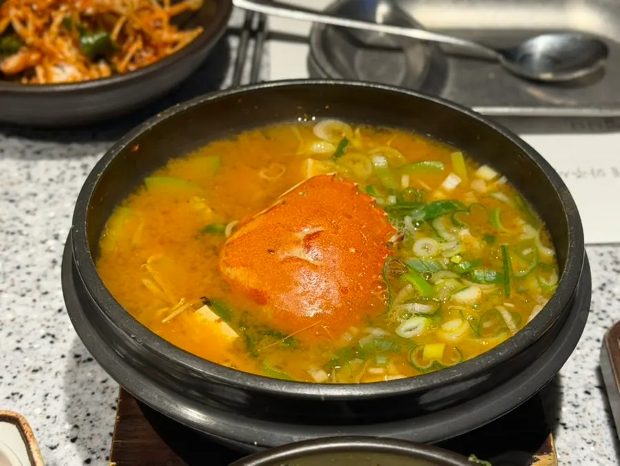 숯불 화로에서 구워지는 목살과 채소