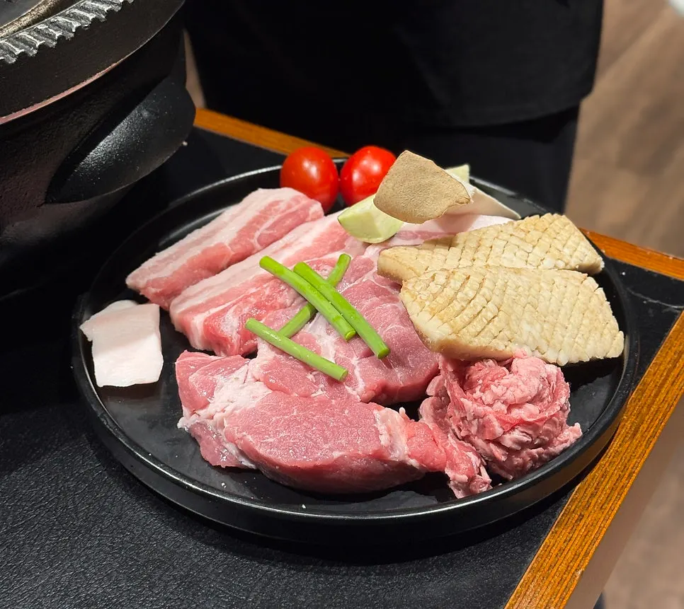 Raw meat components of the whole pig set (700g)