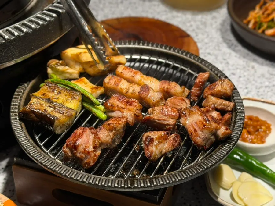 야들야들하게 구워진 목살 클로즈업