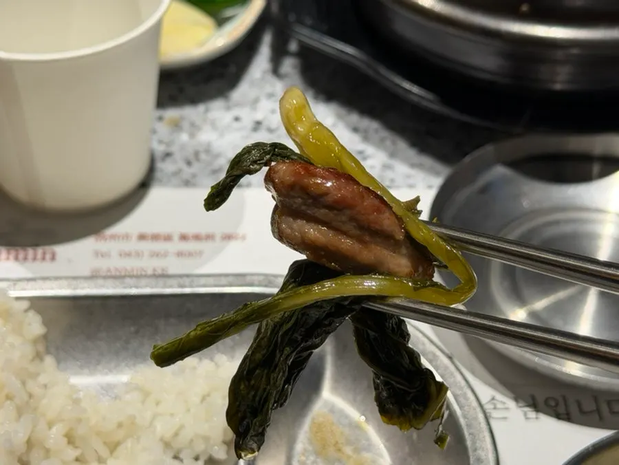 소금에 찍어 먹는 목살 첫 점