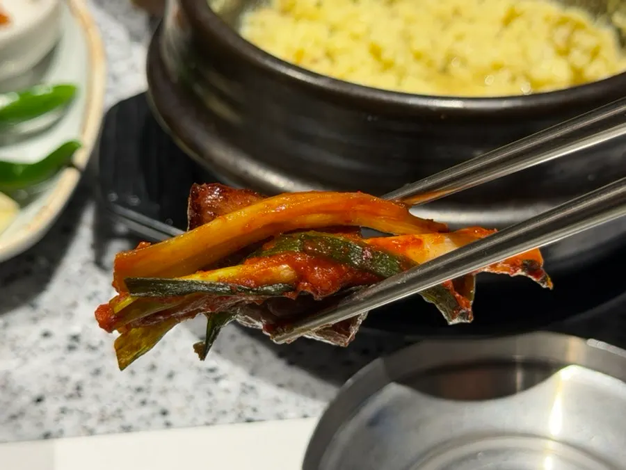 명이나물에 싸 먹는 고기 한 점