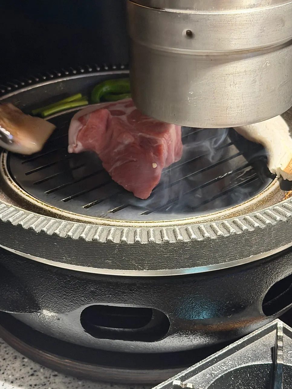 숯불 화로에 올린 삼겹살