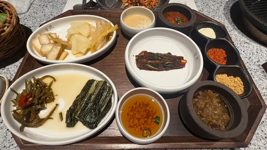 소스와 반찬이 가득한 안민 청주 기본 상차림