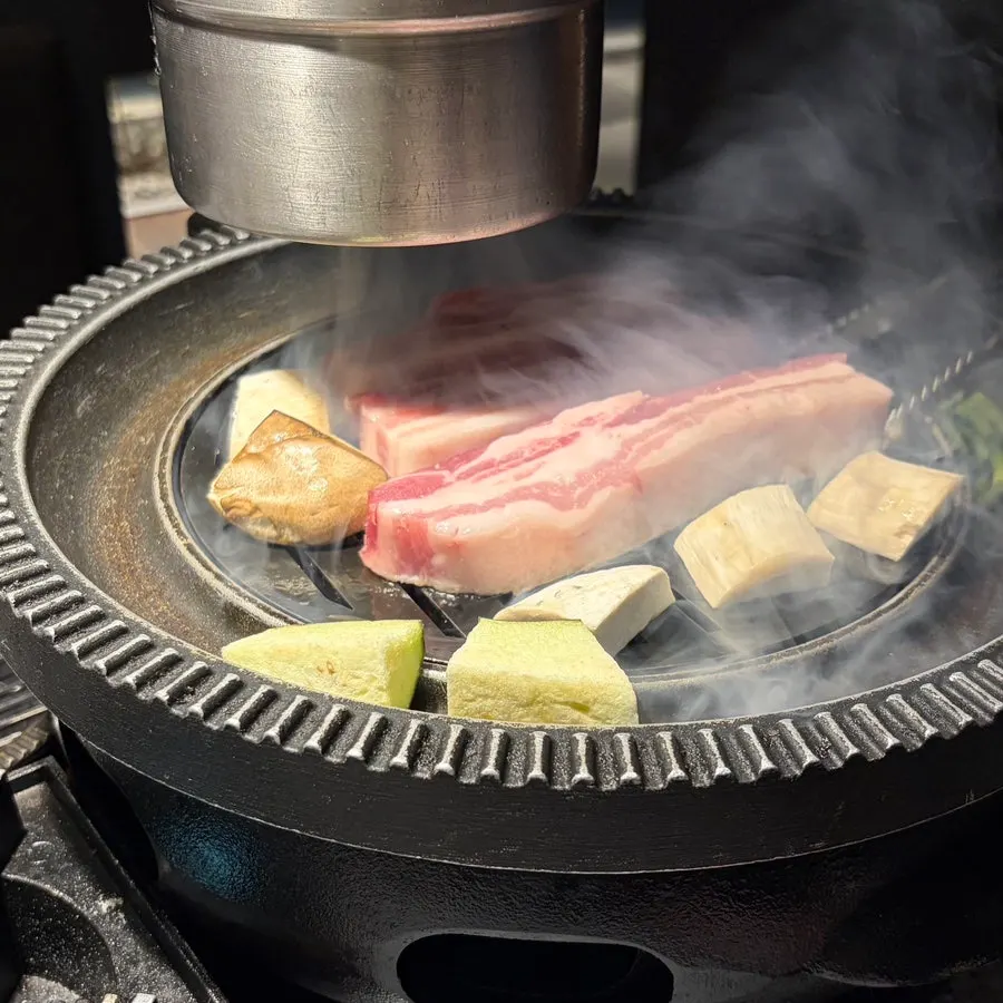 선홍빛 마블링의 생돼지 통 삼겹살