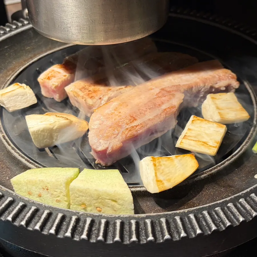 화로에 올려 구워지는 통 삼겹살