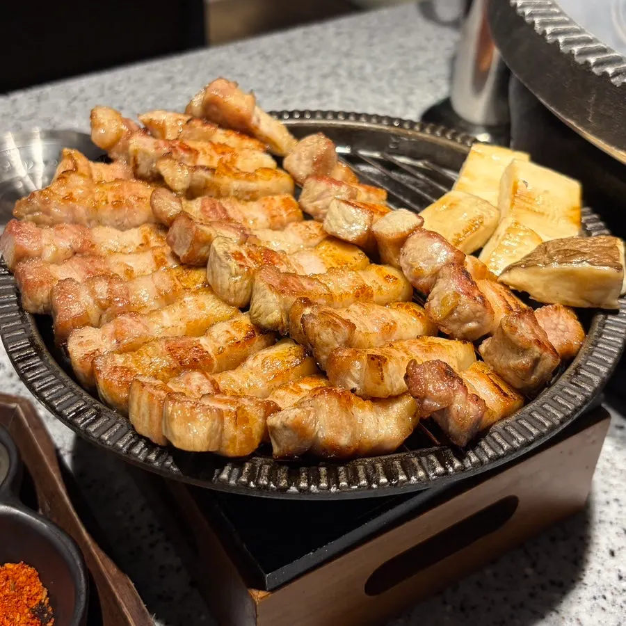 초를 켜 따뜻하게 보관하는 고기 접시