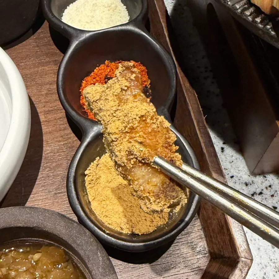 송화소금에 찍은 삼겹살 한 점