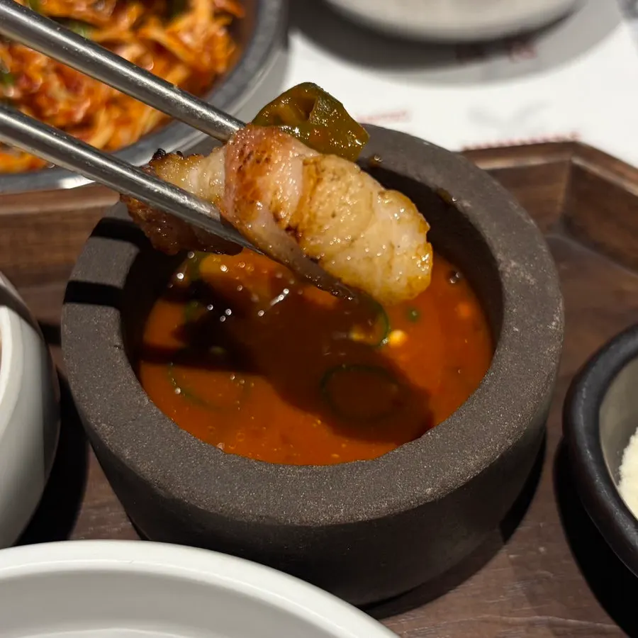 소스에 찍어 먹는 삼겹살