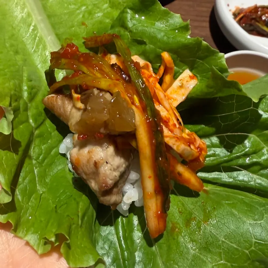 명이나물에 싼 삼겹살 쌈