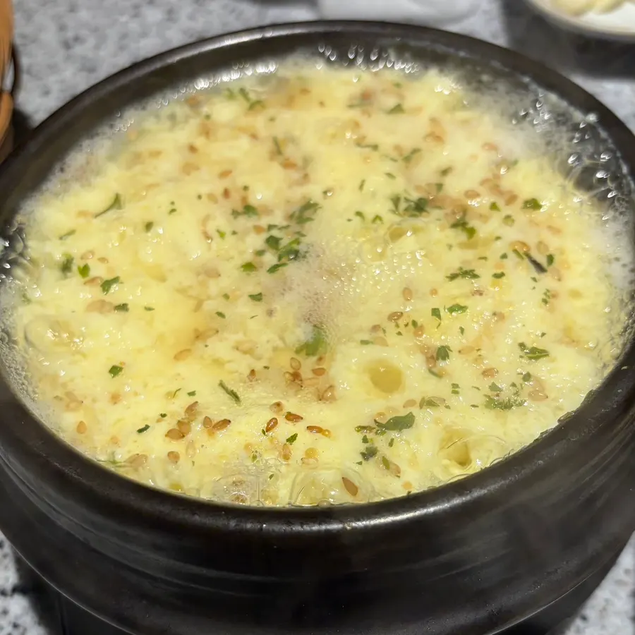 뚝배기에 담긴 폭탄 계란찜