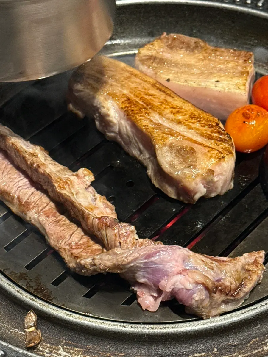 Well-grilled pork neck with side vegetables