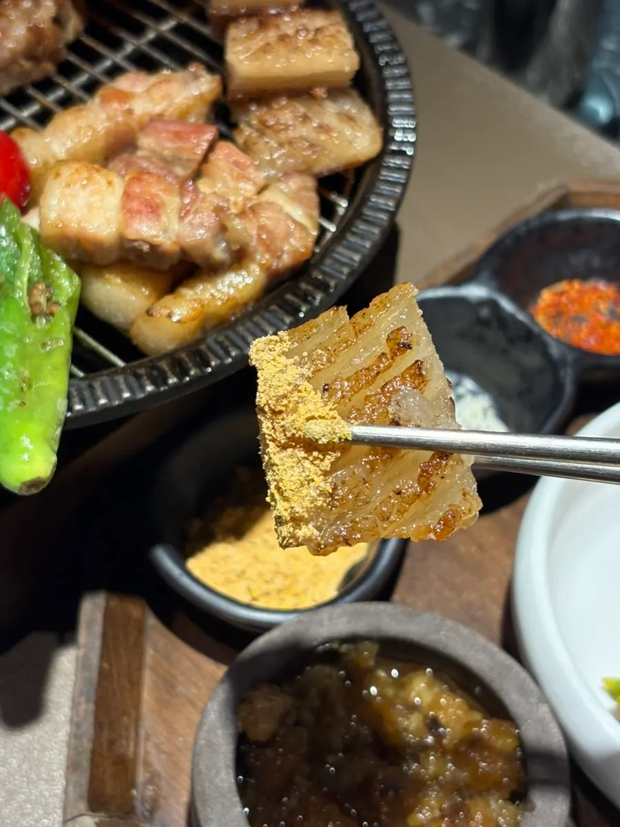 Grilled pork skin with curry bean powder sauce