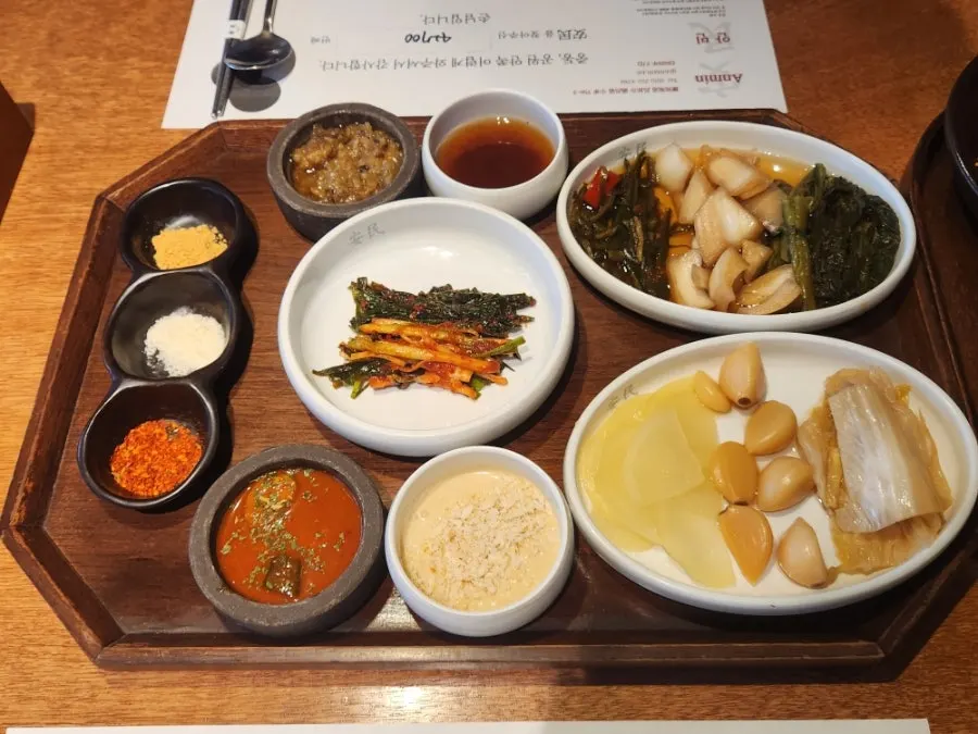 장아찌와 김치, 여덟 가지 소스 기본 상차림