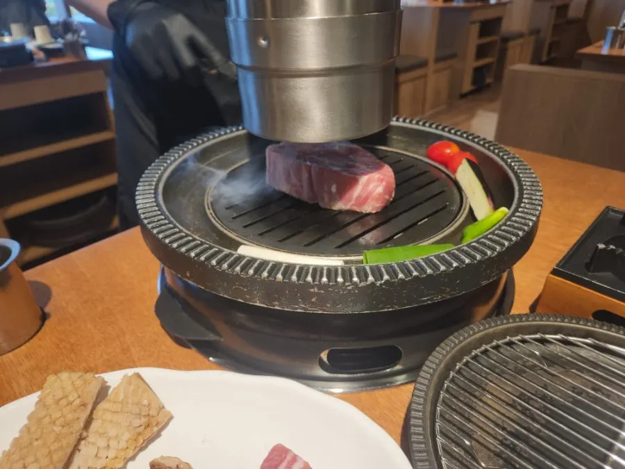 불판에 올라간 두툼한 생목살