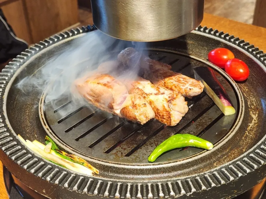 화로 위에서 겉면이 익어가는 목살