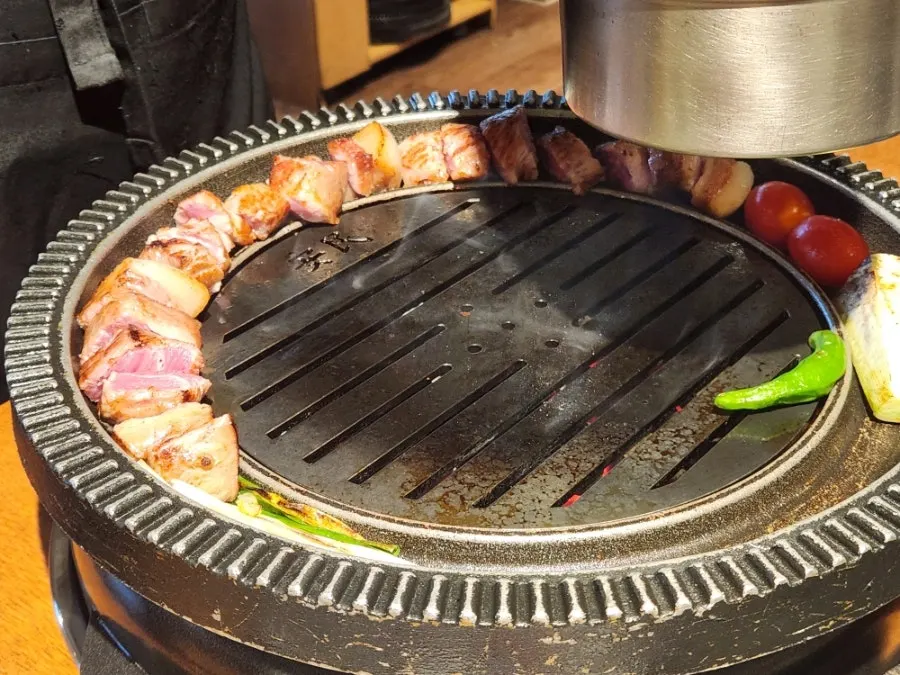 길게 잘라 노릇하게 구워지는 목살