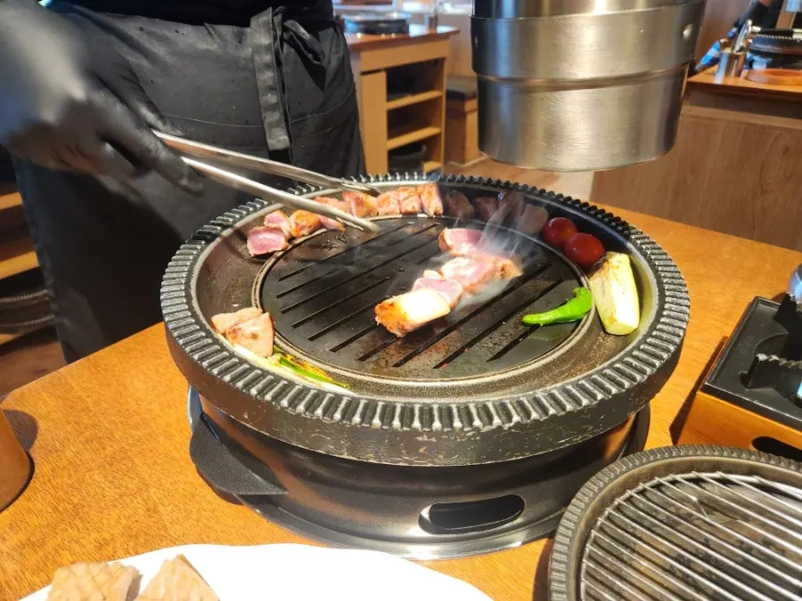 한입 크기로 잘린 목살 조각