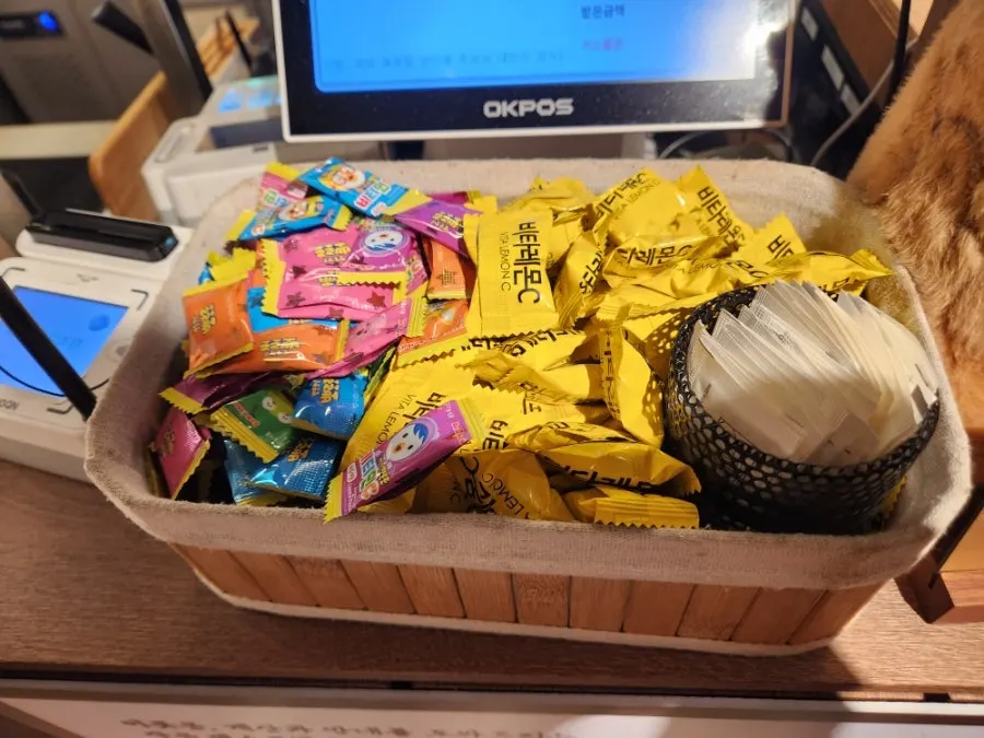 식사를 마친 테이블과 주차 지원 안내